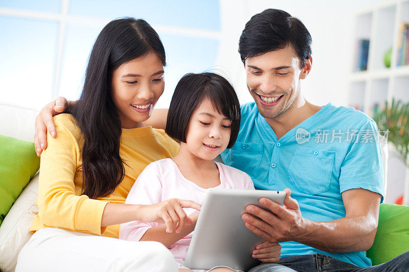 Family Afternoon With Tablet Pc重复图片